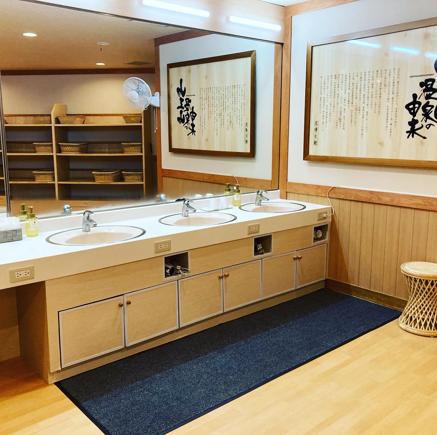 大浴場のドライヤーはここにあります。