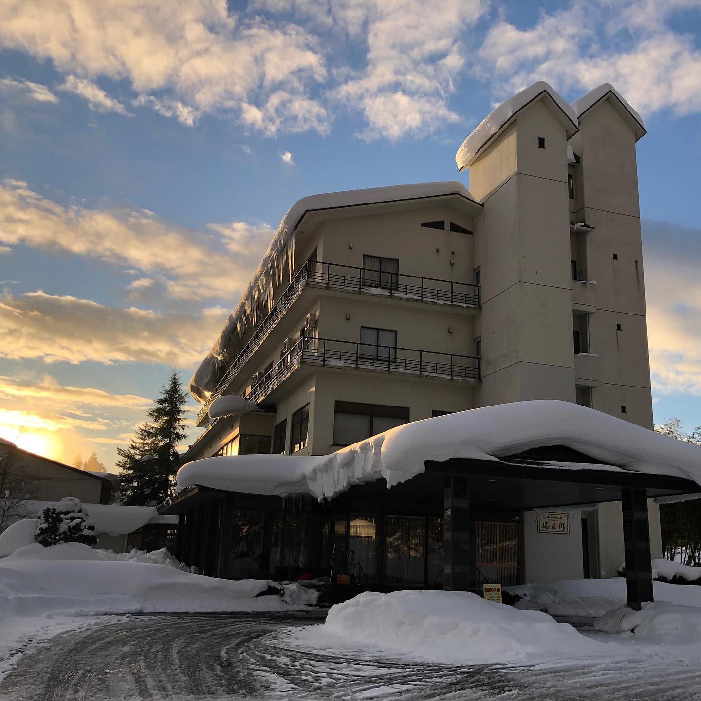 朝焼けに、そびえ立ってます♪