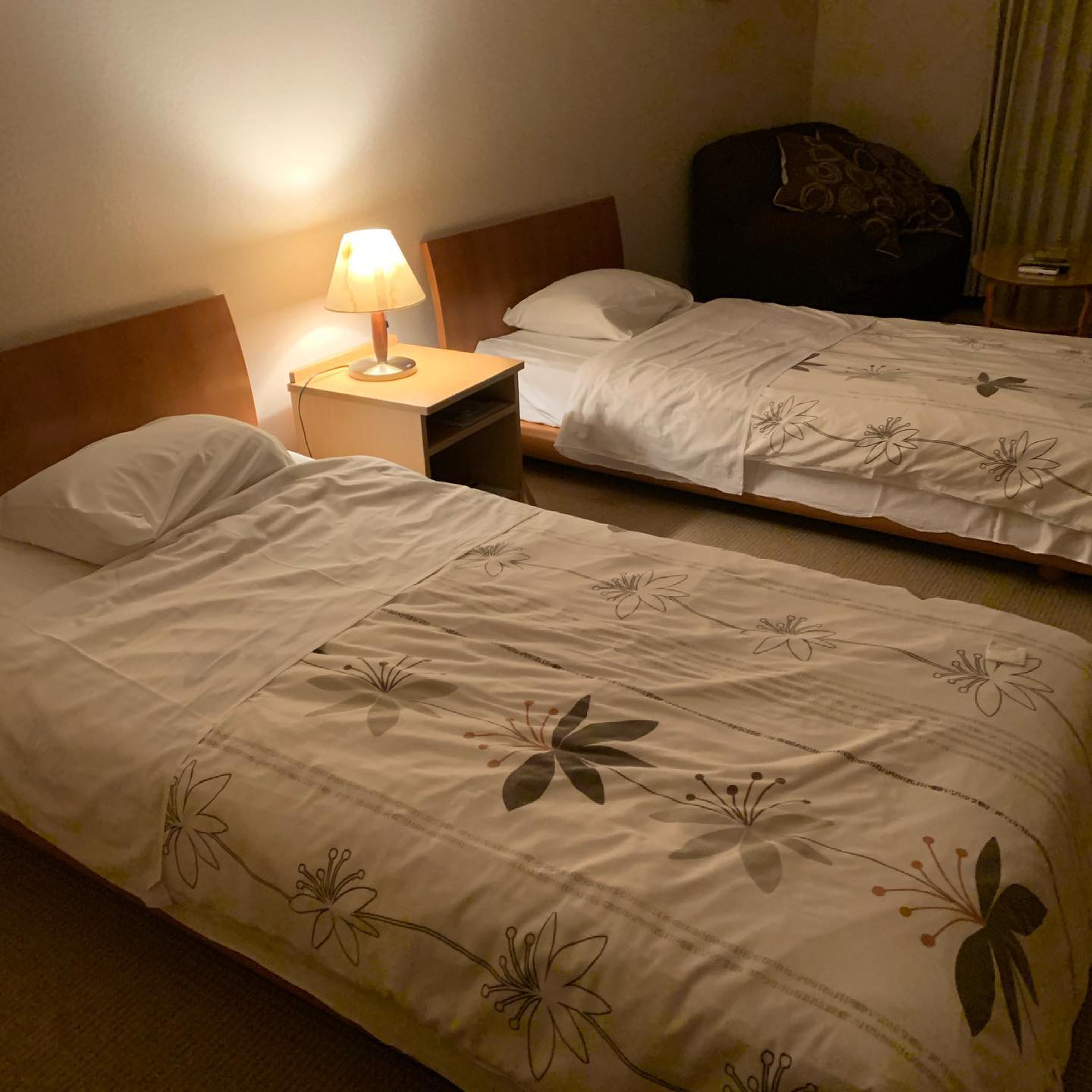 ベッドのお部屋もございます。