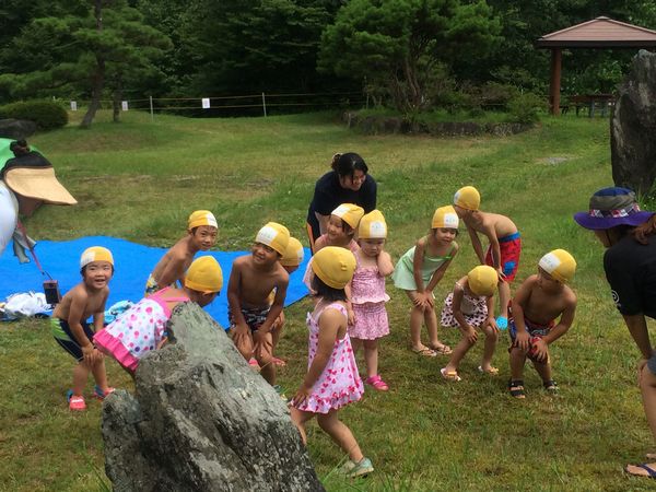 瑞泉閣に巨大プールが出現！地元の園児が大喜び♪