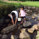 本日もニジマス手づかみ大会開催中