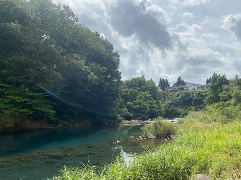 息を呑む瑠璃色です。