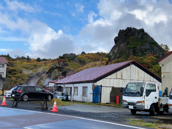 須川の紅葉の色づき具合。