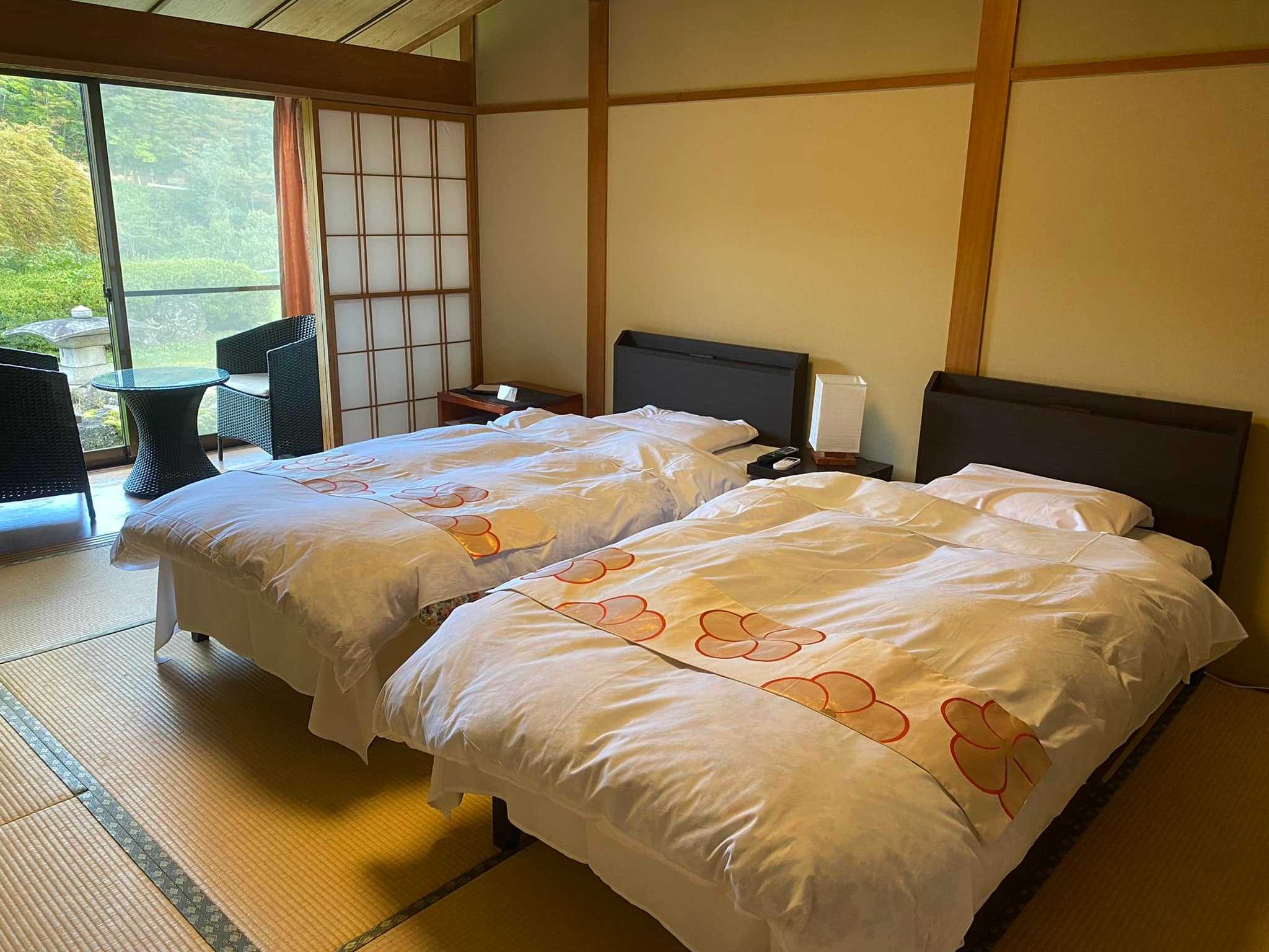 ベッドのお部屋もございます。