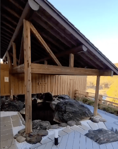 女性露天から紅葉を眺めてみました。