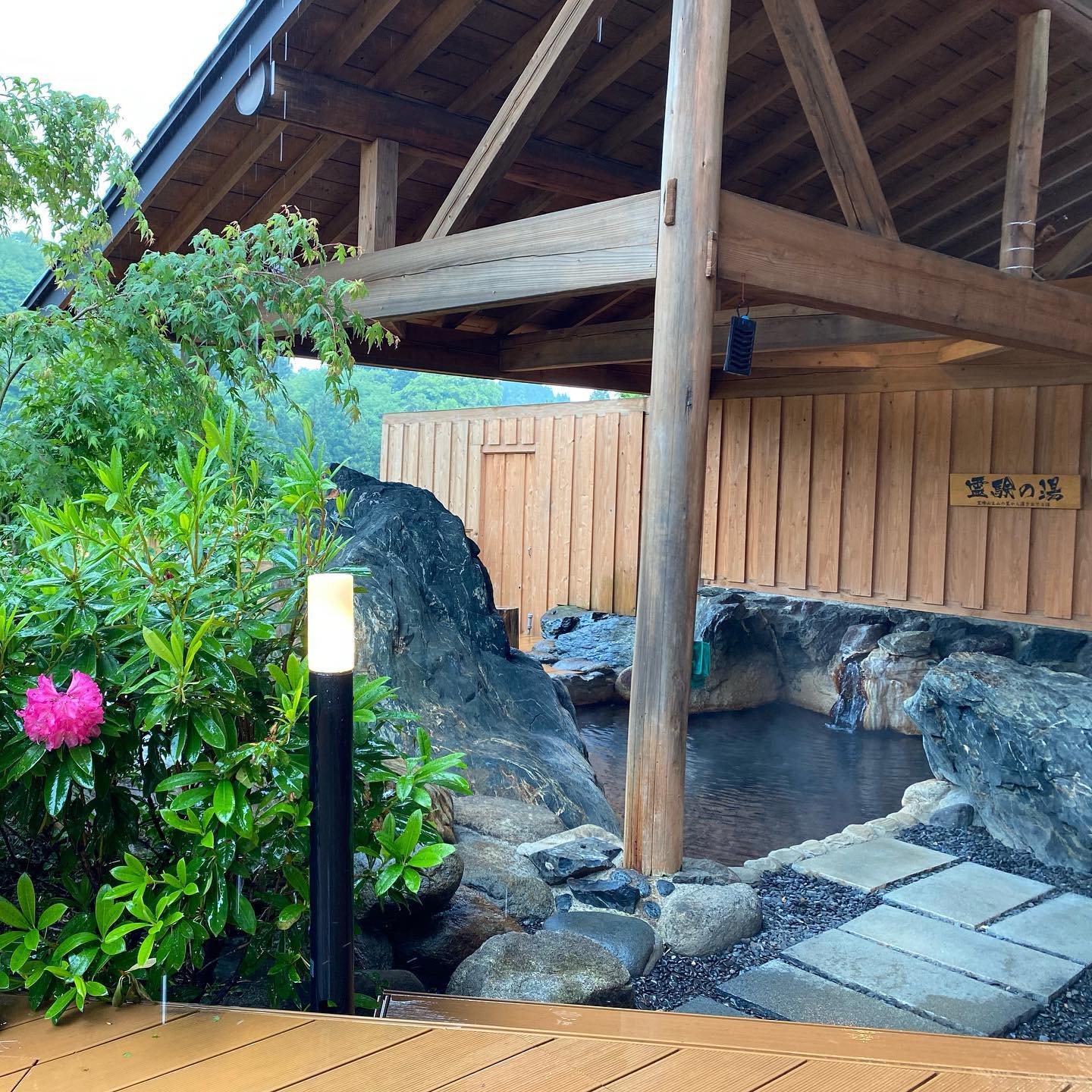 雨の露天風呂も風情があります♪