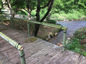 瑞泉郷のグランドゴルフ場への橋